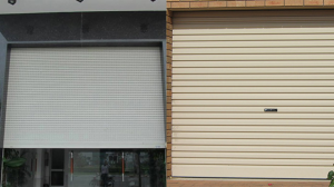 So sánh cửa cuốn khe thoáng và cửa cuốn tấm liền