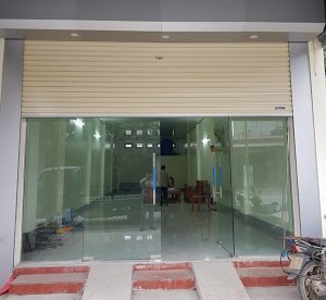 Cửa cuốn kết hợp kính cho văn phòng