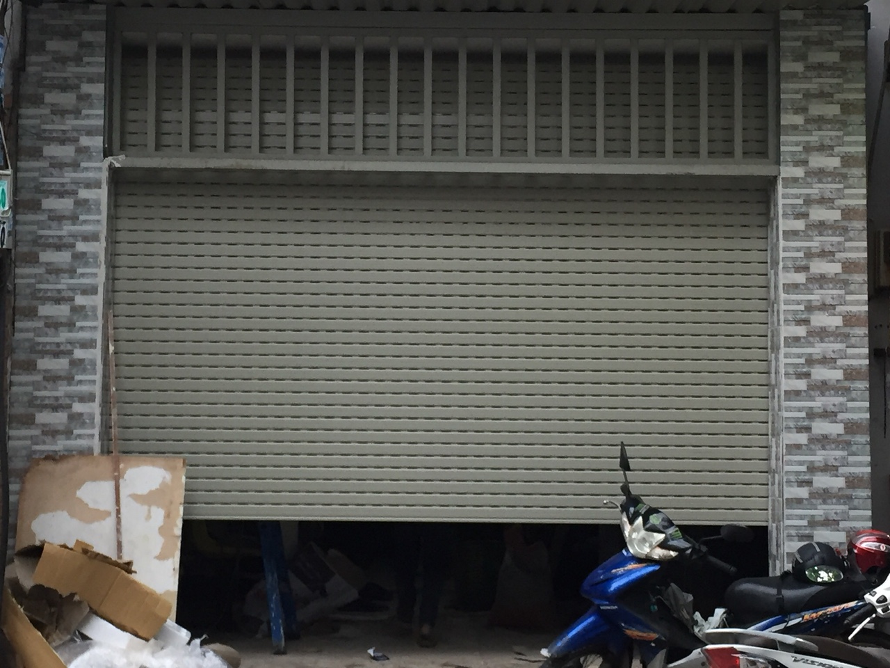 Cửa cuốn Titadoor màu xám
