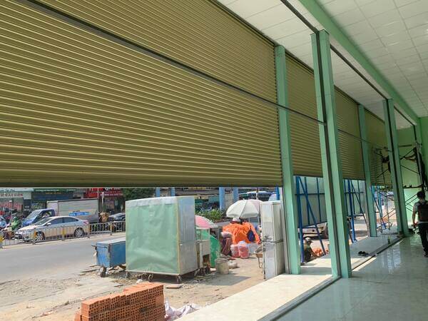 Cửa Đài Loan lắp đặt cho showroom.