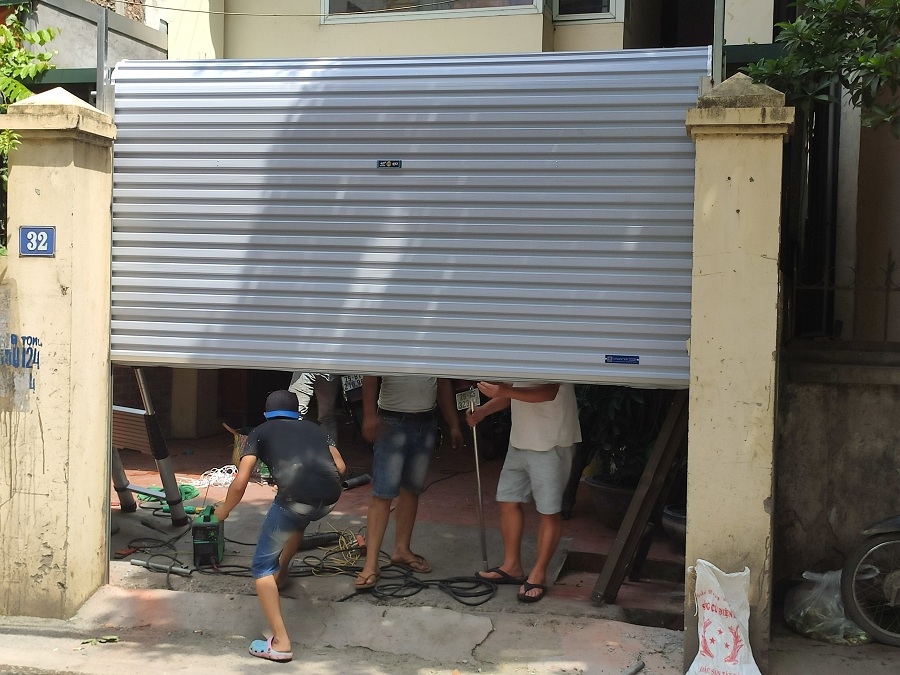 Cách sử dụng cửa cuốn kéo tay