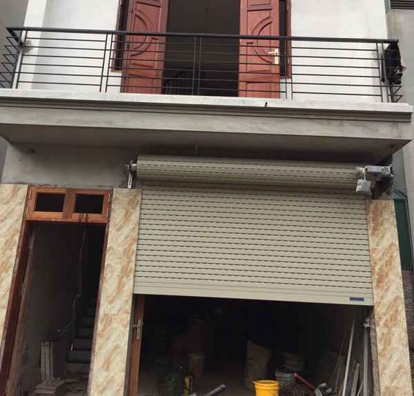 Lắp đặt lô cửa cuốn phía ngoài