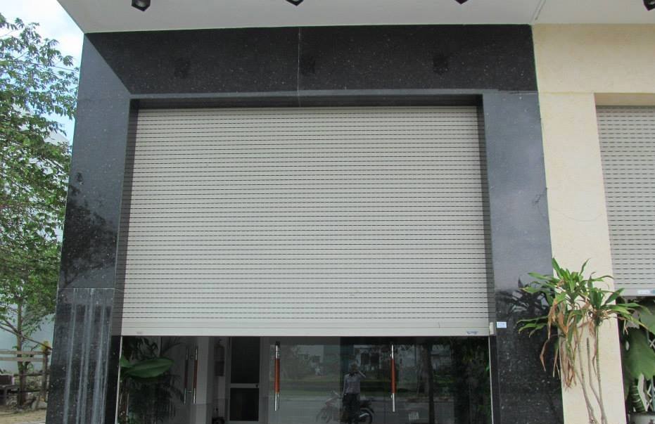 Vệ sinh thân cửa cuốn