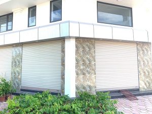 Mẫu cửa cuốn Austdoor tấm liền cho nhà mặt tiền
