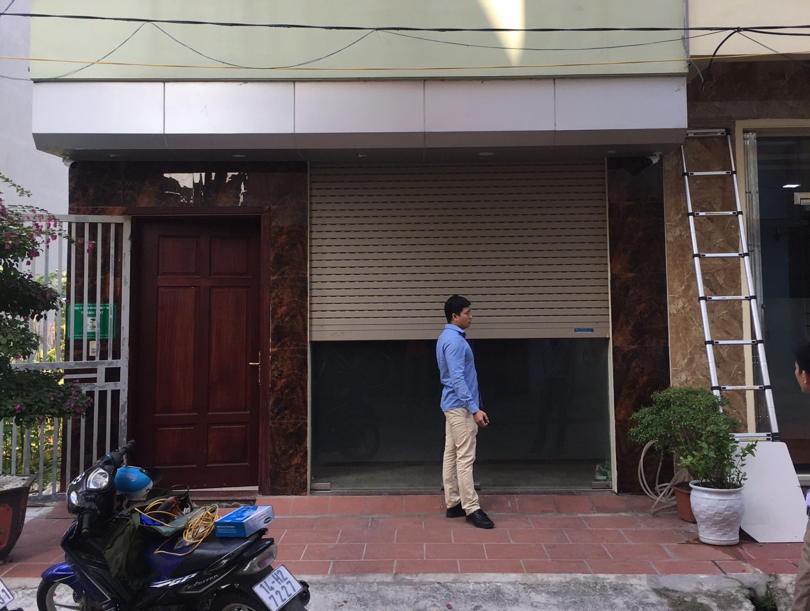 Cửa cuốn tự động đảo chiều khi gặp vật cản